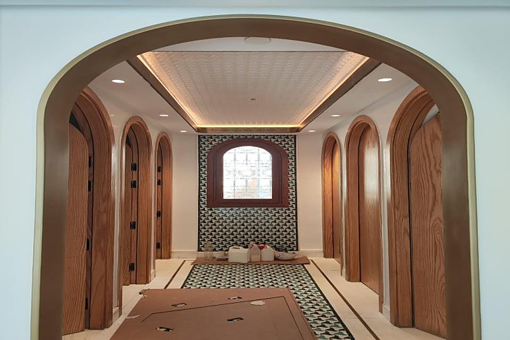 Galerie aux portes en bois cintrées, Hôtel Jamaï à Fès